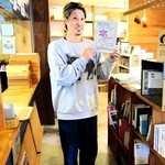 美容室の待ち時間利用でカフェ「はま茶」を開いた浜田健太さん。本が人から人へとつながるスペースにもなっている＝高砂市米田町古新