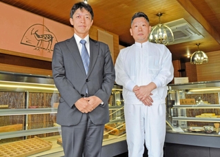 「鹿児のもち」復活を支えた滝川工業の滝川松平社長（左）と春光堂４代目の宮田顕輔さん＝加古川市加古川町寺家町