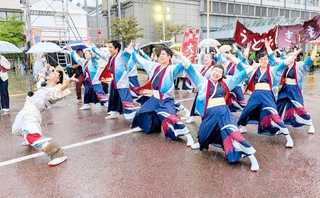 復活したパレード雨の中でも晴れ晴れとした笑顔で踊った＝加古川市役所前広場