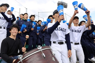 得点のチャンスにスタンドから選手を激励する高砂高校の野球部員ら＝ウインク球場