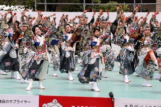 晴天の下、本部競演場で力いっぱい踊る参加者＝加古川市加古川町北在家