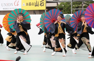 踊っこ部門の大賞に輝いた「麗舞」の演舞＝本部競演場
