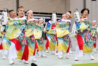 鮮やかな衣装で踊りを披露する「風舞輝～ｆｕｂｕｋｉ～」のメンバー＝本部競演場