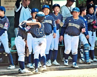 準決勝・東播ナインストリーム－二見フレンズジュニア　５回、１点を返し、抱き合って喜ぶ二見の選手＝日岡山公園野球場
