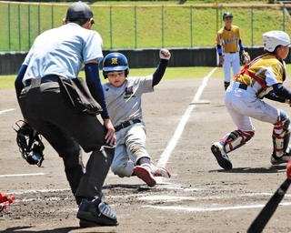 準決勝・小松原野球部－魚住フェニックス　２点差で迎えた３回、適時打で１点を返した小松原＝日岡山公園野球場