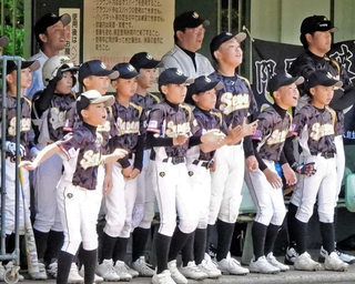 １回戦・東播ナインストリーム－伊保セブンＪＢＣ　チームメートにエールを送る伊保の選手＝日岡山公園野球場