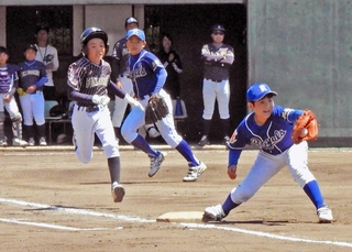 １回戦・東播ナインストリーム－伊保セブンＪＢＣ　チームメートにエールを送る伊保の選手＝日岡山公園野球場
