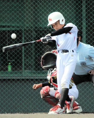 １回戦・野口南少年軟式野球クラブ-魚住フェニックス　痛烈な打球を放つ野口南少年軟式野球クラブの選手＝日岡山公園野球場