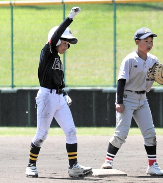 １回戦・小松原野球部-二見ユーホーズ　好機を演出し、塁上で拳を挙げる二見ユーホーズの選手（左）＝日岡山公園野球場