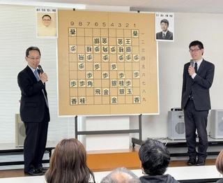 加古川青流戦開幕局について大盤解説する井上慶太九段（左）と村田智弘七段＝加古川市加古川町溝之口