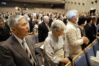 ともに歩んだ半世紀を振り返った金婚夫婦祝福式典＝加古川市加古川町北在家