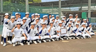 高校野球の春季大会で準優勝し、記念撮影する高砂高の野球部員徒ら＝高砂市高砂町朝日町２