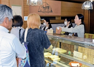 復活した「鹿児のもち」は開店前から行列ができる人気で、スタッフが対応に追われた＝加古川市加古川町寺家町