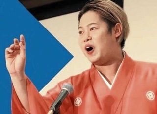 かつめしの日ＰＲイベントに出演する浪曲師の京山幸太さん（加古川観光協会提供）