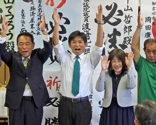 再選を果たし、万歳をして喜ぶ中山哲郎氏（左から２人目）＝稲美町国安
