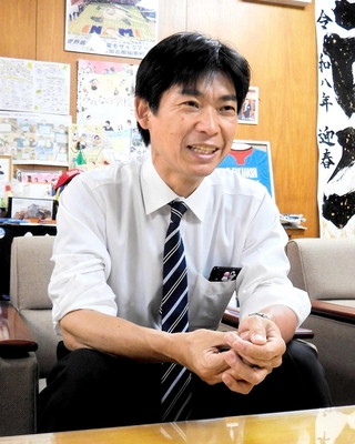 ２期目の抱負を語る中山哲郎氏＝稲美町役場