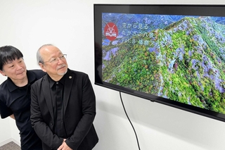 「空から見るたかさご八景　ＶＯｌ．８　播磨アルプス」の制作に携わった映像ゼミの吉田文男さんと高砂市の四方亮輔生涯学習課長（左）＝高砂市役所