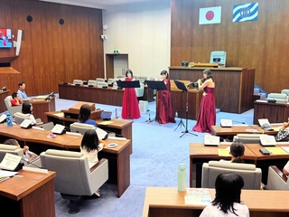 昨年８月に催された議場コンサート。フルートの調べが会場に響いた＝加古川市加古川町北在家