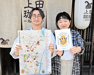 高砂町の魅力を紹介する「おかえりマップ」を作った上田健太さん（左）と夕貴さん＝高砂市高砂町猟師町