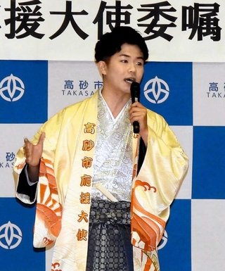 高砂市応援大使に就き、トークを披露する風ノ翔馬さん＝同市総合体育館
