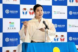 加古川浪曲「あの美味しいかつめしをもう一度」を口演する京山幸太さん＝加古川市役所