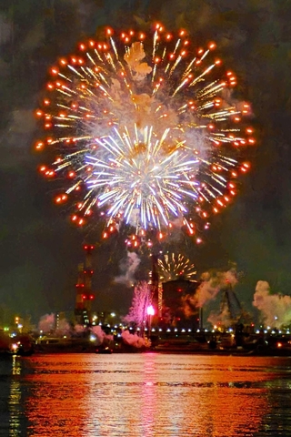 花火が夜空と水面を彩った昨年度の加古川市花火大会＝播磨町新島から加古川市別府町方面を臨む