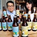 クラフトビールを販売する多木化学不動産事業部の社員。２種類のビールを並べるとラベルの人物が乾杯するようになる＝加古川市平岡町新在家２