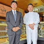 「鹿児のもち」復活を支えた滝川工業の滝川松平社長（左）と春光堂４代目の宮田顕輔さん＝加古川市加古川町寺家町