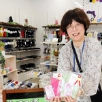 母の日、父の日に特別ラッピングで地場産業を盛り上げる「靴下アゲアゲキャンペーン」＝加古川市加古川町篠原町