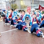 「踊っこまつり」前夜祭、雨でも熱気と笑顔　13年ぶりパレード復活「距離が近くて楽しい」