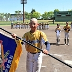 優勝旗を受け取る魚住フェニックスの選手＝日岡山公園野球場