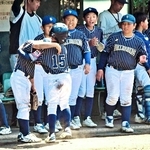 準決勝・東播ナインストリーム－二見フレンズジュニア　５回、１点を返し、抱き合って喜ぶ二見の選手＝日岡山公園野球場