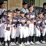 １回戦・東播ナインストリーム－伊保セブンＪＢＣ　チームメートにエールを送る伊保の選手＝日岡山公園野球場