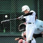 １回戦・野口南少年軟式野球クラブ-魚住フェニックス　痛烈な打球を放つ野口南少年軟式野球クラブの選手＝日岡山公園野球場