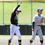 １回戦・小松原野球部-二見ユーホーズ　好機を演出し、塁上で拳を挙げる二見ユーホーズの選手（左）＝日岡山公園野球場