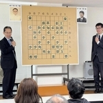 加古川青流戦開幕局について大盤解説する井上慶太九段（左）と村田智弘七段＝加古川市加古川町溝之口