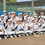 高校野球の春季大会で準優勝し、記念撮影する高砂高の野球部員徒ら＝高砂市高砂町朝日町２