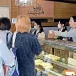 復活した「鹿児のもち」は開店前から行列ができる人気で、スタッフが対応に追われた＝加古川市加古川町寺家町