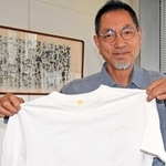 物々交換される播磨産綿のＴシャツを手に企画をアピールする鷲尾吉正さん＝加古川市加古川町