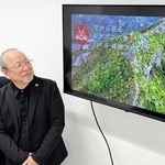 「空から見るたかさご八景　ＶＯｌ．８　播磨アルプス」の制作に携わった映像ゼミの吉田文男さんと高砂市の四方亮輔生涯学習課長（左）＝高砂市役所