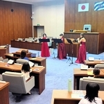 昨年８月に催された議場コンサート。フルートの調べが会場に響いた＝加古川市加古川町北在家
