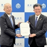 「高砂市民病院の管理に関する基本協定書」を手にする都倉達殊市長と地域医療振興協会の藤来靖士理事長（左）＝高砂市役所
