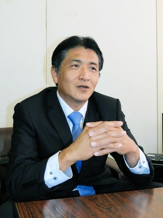 播磨町長選への立候補を表明した小西彦治氏＝加古川市加古川町北在家