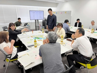 公共施設のあり方について議論する参加者ら＝高砂市役所