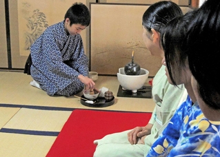 トライやる・ウィークで加古川中の生徒は茶道を体験。前側圭吾さん（左）はお点前を担った＝加古川市加古川町備後