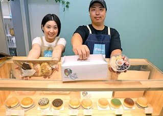 「やねん。スイーツ直売所」で販売する商品をＰＲする小林勝志さん（右）と妻の真奈さん＝加古川市加古川町友沢