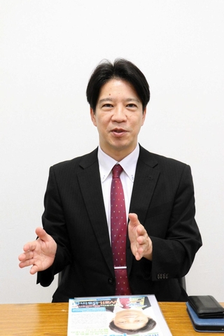 公約を発表する現職の岡田康裕氏＝加古川市加古川町寺家町