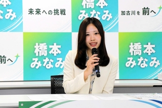 加古川市長選への立候補を表明する元市議の橋本南氏＝加古川市加古川町篠原町