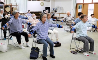 今年４月に新しく始まった百歳体操の会場。約２０人が毎週集まって体を動かす＝加古川市別府町本町２