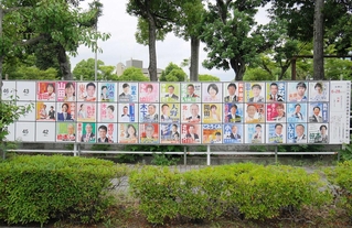 各候補者のポスターが並ぶ掲示板＝加古川市加古川町北在家